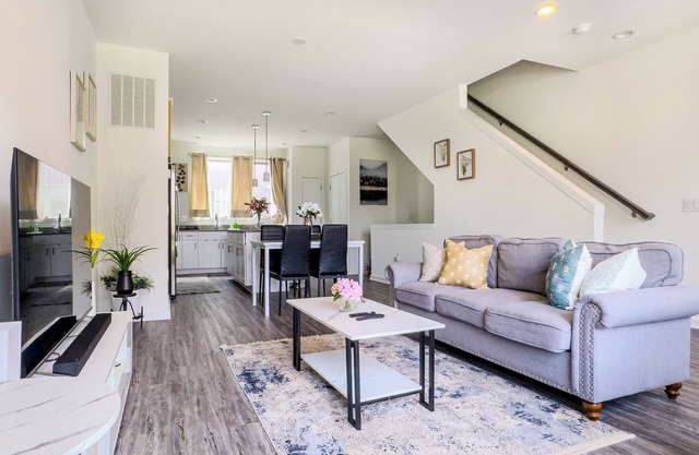 Riverview Retreat: 3BR Oasis w/Rooftop & Garage