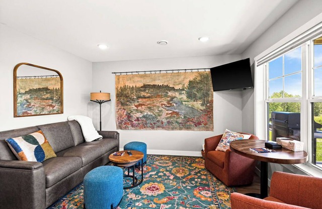 RiverWest Hunters Landing-Riverfront-Base Spirit Mtn.-Dog Friendly-20% off Bike Rentals