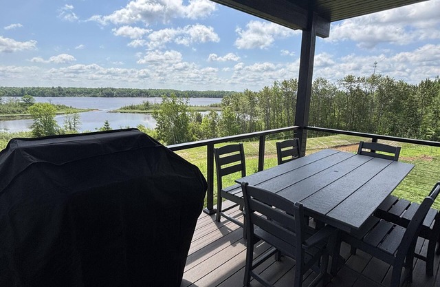 RiverWest Superior Chalet - River View- Brand New - 20% of Bike Rentals
