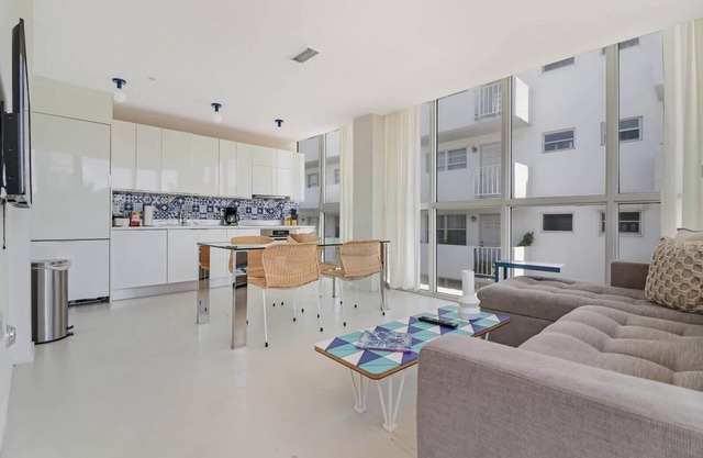 Roami at 250 Collins | 3 Bed Combo | Rooftop Pool