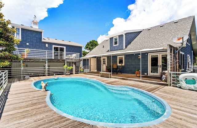 Roanoke Island Retreat *canal front on the sound*pool