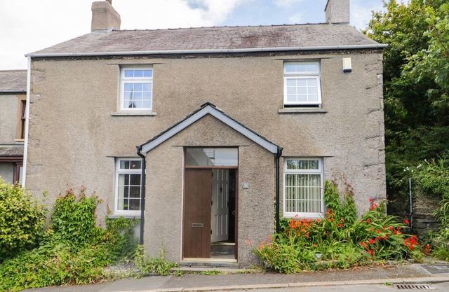 ROANVIEW COTTAGE, family friendly, with open fire in Askam-In-Furness