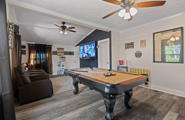 Roaring 20s Vintage Craftsman Home Downtown, Hot Tub, Pool Table