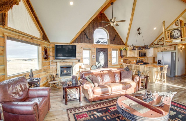 Roberts Home w/Western Decor & Mountain Views!