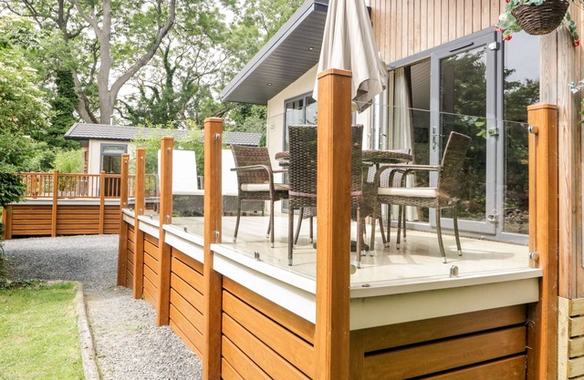 ROBIN LODGE, pet friendly, luxury holiday cottage in Cartmel