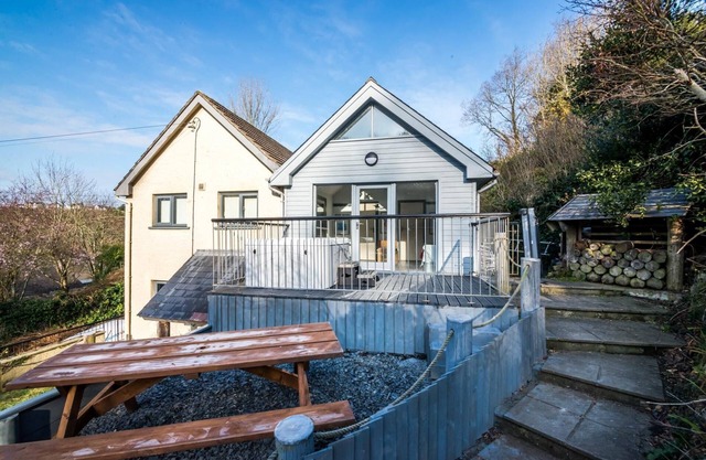 Rock Cottage - 3 Bedroom Holiday Home - Fishguard