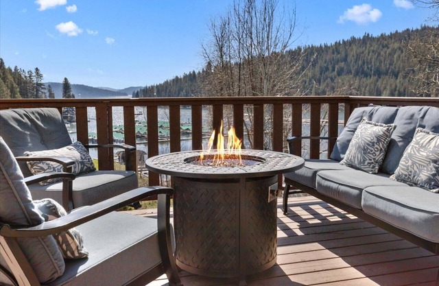 Rockford Bay Bliss – Pet-Friendly Home w/Lake View, Fire Pit, Deck, BBQ, Near Marina & Shooters Bar