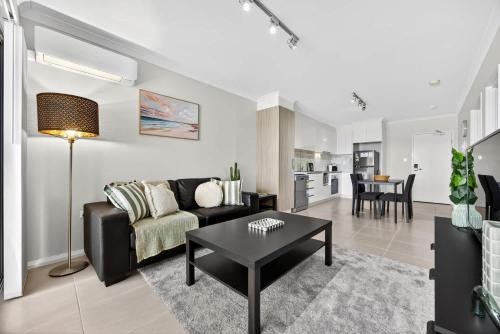 Rockingham Escape Stylish 2br Apt Near Beach and Shops