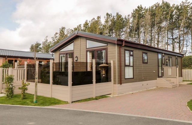 ROCKPOOL RETREAT, pet friendly, luxury holiday cottage in Hinderwell