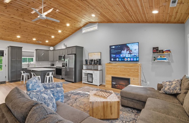 Rockshore Escape: Smith Lake Haven, Private Dock, Fire Pit and Ultimate Serenity