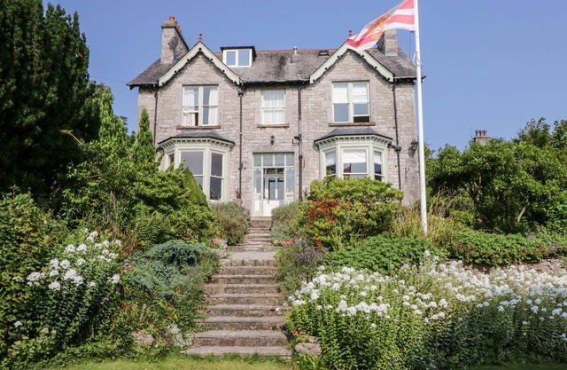 ROCKWOOD HOUSE, pet friendly, with a garden in Grange-Over-Sands