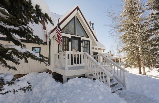 Rocky Mountain Getaway! Luxury home close to the ski lifts!