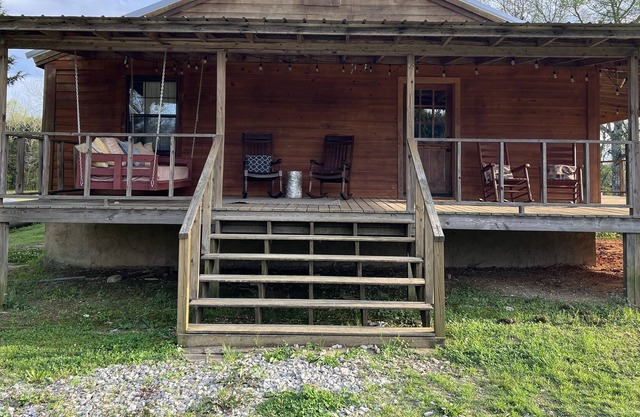Rolling Meadows Countryside Cabin, Pets Welcome!