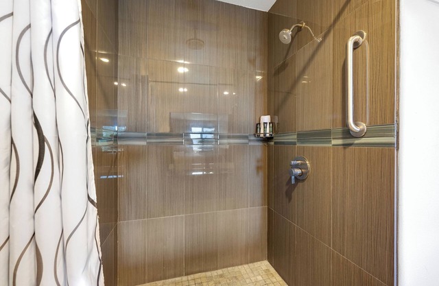 Roman Spa Room - Heart Shape Jacuzzi + Fireplace