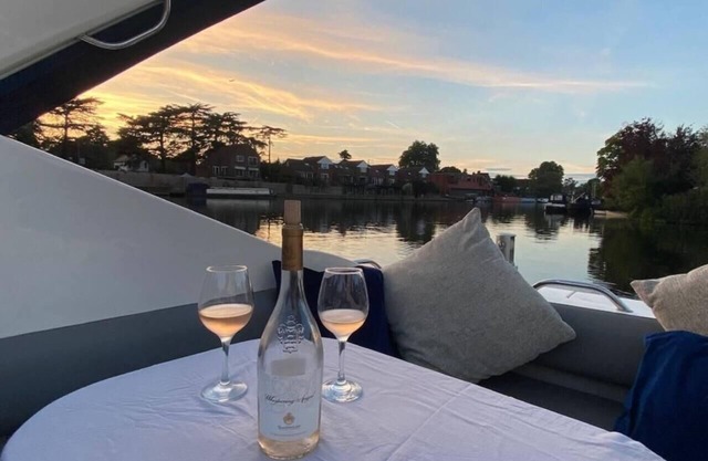 Romantic 3Beds Yacht Escape on Thames