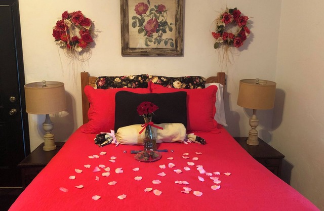 Romantic bed breakfast cottage with private hot tub, kitchen, jacuzzi,fireplace