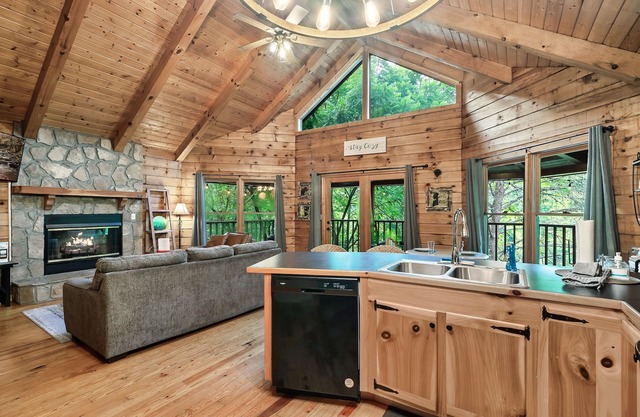 Romantic cabin in the woods with private hot tub and WiFi