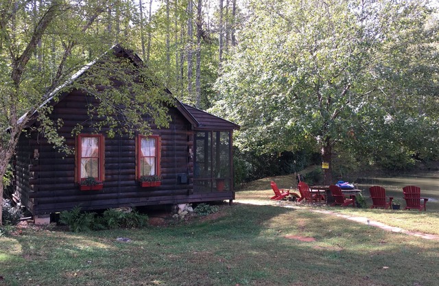 Romantic cabin on horse farm just 6 miles away from historic downtown Dahlonega,
