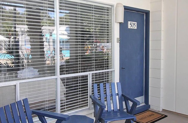 Romantic Centrally Located Suite Steps from Beach Club, Sandbar, & Tennis