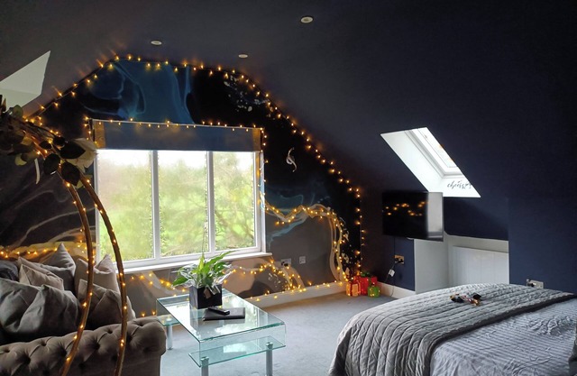 Romantic Chalet- Hot Tub- Games Room-Stream-Views