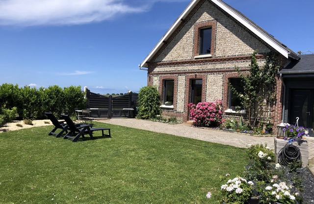 Romantic cottage 3 minutes from Etretat with garden - free parking