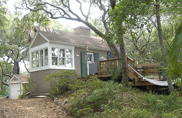 Romantic, cozy cottage nestled amongst live oaks & palms, a block from beach.