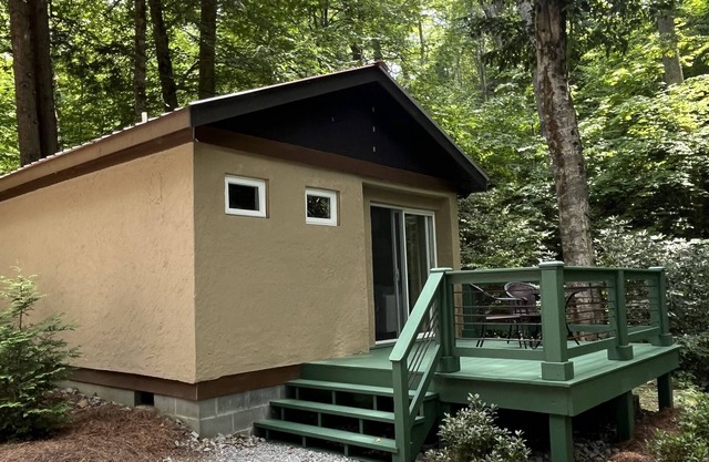 ROMANTIC CREEKSIDE MOUNTAIN COTTAGE