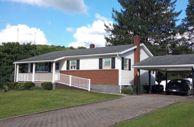 Romantic/family-friendly 3-bedroom home with fireplaces, central AC, and WiFi