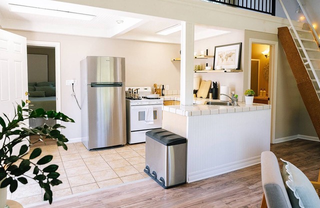 Romantic Forest Hideaway Wine, Hike, Relax in Santa Cruz Mountains