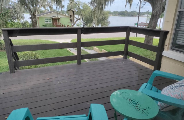 Romantic getaway, lakeview 5 min from the Downtown!