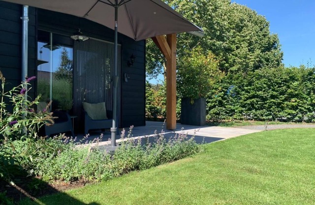 Romantic luxury apartment great garden with fire table 5 minutes to the forest.