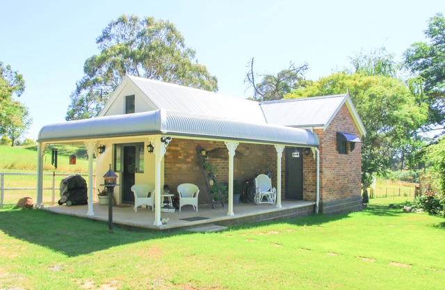 Romantic luxury close to town, fine food dining and wineries. EV charger.