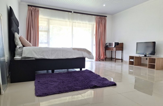 Romantic Massive room/studio 5 min walk to the beach!