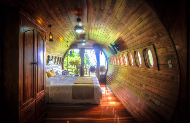 Romantic Secluded Jungle Cockpit Cottage w Private Outdoor Tub