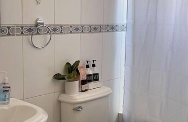 Romantic spacious apartment w/hot tub — 10 min from the beach!