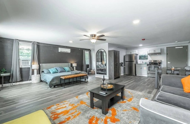 Romantic Studio Retreat - King Bed, Fireplace, Close to Chattanooga