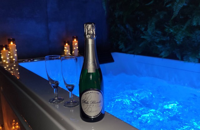 Romantic Suite: Sauna, whirlpool bath and massage table