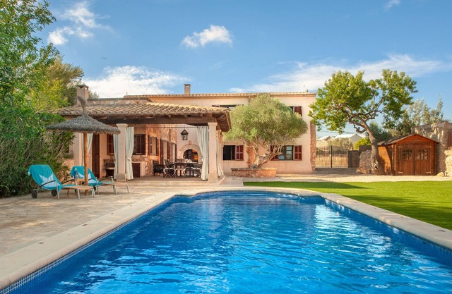 Romantic townhouse in Llombards with pool and garden