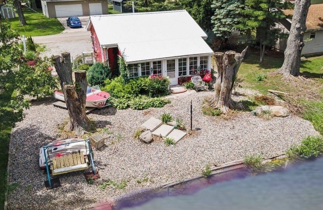 Romantic vintage. 2-bedroom cottage with WiFi, AC in tranquil Wolcottville