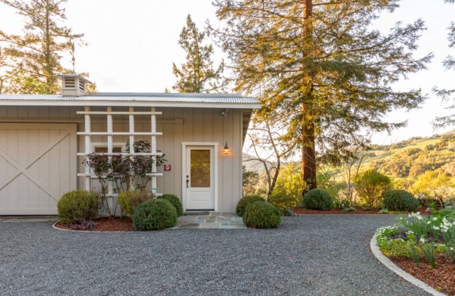 Romantic wine country getaway, close to fine dining/wineries.