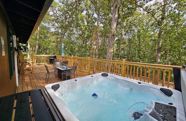 Romantic Woodland Retreat w/Hot Tub, Fire Table