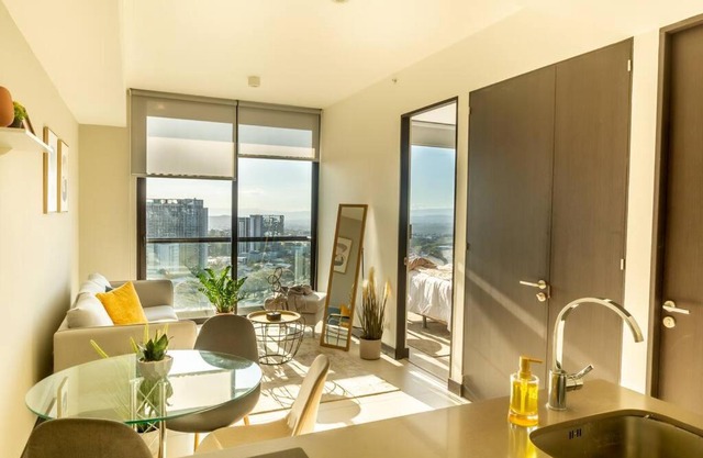 Rooftop - 18th Floor Apt City View