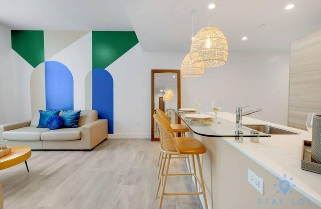 Rooftop Pool+ Gym – Hollywood Beach Broad–walk