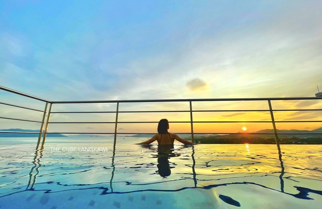 Rooftop Swimming Pool with Seaview Apartment