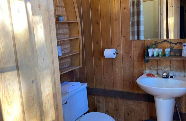 Room 1 - Cozy Lake Getaway 15 Mins from Red River/Angel Fire, NM