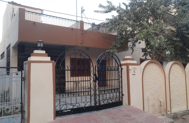 Room in 3 BHK Villa with Separate dining, 3km from City Center, 1km from IT park