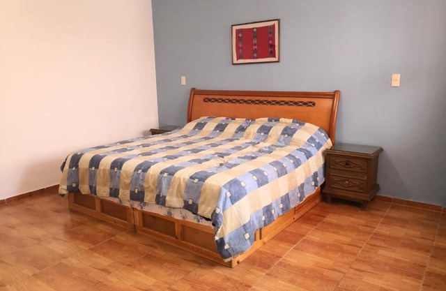 Room in House - Awesome King Room In City Center