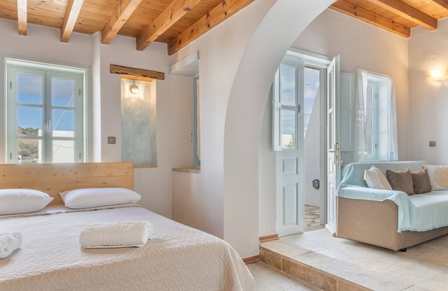 Room 'Triple Pool View No 2' with Shared Pool, Wi-Fi and Air Conditioning