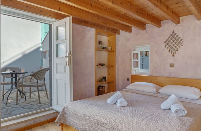 Room 'Triple Pool View No 3' with Shared Pool, Wi-Fi and Air Conditioning