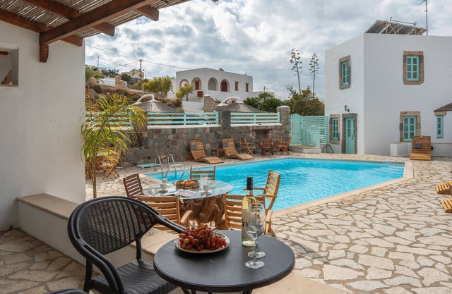 Room 'Triple Pool View No 4' with Shared Pool, Wi-Fi and Air Conditioning